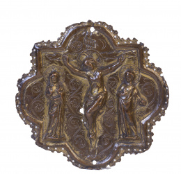 355.  “Crucifixión”Aplique polilobulado de bronce, con restos de dorado, rematado por crestería.Trabajo francés, S. XV - S. XVI..