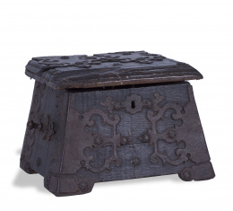 1046.  Cofre de tapa plana de madera de roble y hierros recortados, S. XVII.