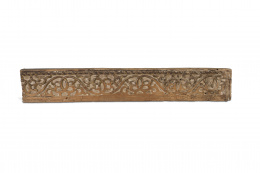 791.  Dos vigas de madera tallada en bajo relieve y doradas con motivos vegetales entrelazados,Trabajo post nazarí, S. XVI.