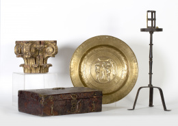 616.  Capitel de orden compuesto de madera tallada, estucada y dorada, S, XVII-XVIII.