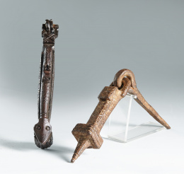 999.  Llamador en hierro de decoración grabada de estrellas y “zig-zag”.Castilla, S. XIV..