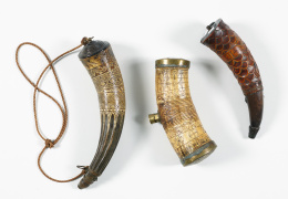 463.  Polvorera de asta con decoración tallada de cenefas  vegetales y florales, fechada en 1847..