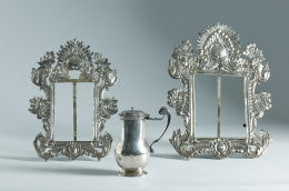 352.  Jarro de plata en su color con tapa y asa de “c” rematada en voluta.España, S. XVIII..