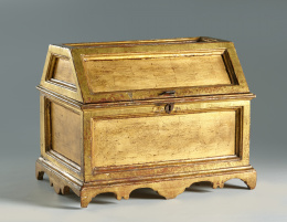 1066.  Cofre de madera tallada y dorada, con tapa a dos aguas, S. XVII.