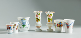 323.  Vaso de opalina blanca con esmaltes policromos, decorado con guirnalda de flores con cintas.Trabajo centroeuropeo, ffs, del S. XVIII..