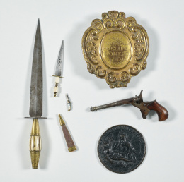 470.  Una daga, un puñal pequeño y una navaja en miniatura en acero, hueso y cobre.Albacete, S. XIX..
