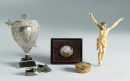357.  Relicario de plata con forma de corazón con decoración grabada, con hojas y una corona real, punzonada, M Rincon.S. XIX.