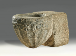 1035.  Pila de agua bendita en piedra de granito.España, S. XVI..