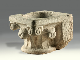1045.  Capitel corintio en piedra caliza transformado en pila de agua bendita.S. XII - XIII.