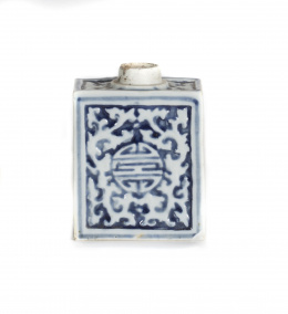 1321.  Bote para té en porcelana azul y blancaChina, Dinastía Qing, ff. S. XIX