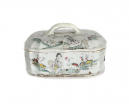 1322.  Caja en porcelana esmaltadaChina, época República, h. 1922