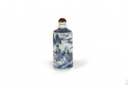 1192.  Snuff bottle en cerámica esmaltada azul y blanco. Viaje al oeste.Trabajo chino, Khuang-hsü (1874-1907)
