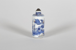 1193.  Snuff bottle, con escena de una fortaleza y caballero, en cerámica esmaltada azul y blanco.Dinastía qing,  s.XIX