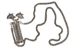 1182.  Mezuza, en plata repujada y calada.S. XIX - pp.XX.