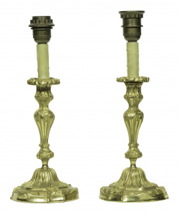 1110.  Pareja de candeleros estilo Luis XV en bronce dorado y cincelado.Trabajo francés, S. XIX..