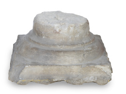 552.  Base de piedra tallada antigua.
