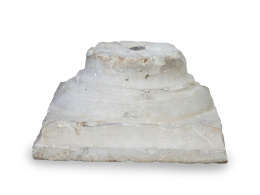 554.  Base de piedra tallada antigua.