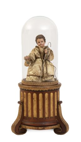 505.  Niño Jesús.Madera tallada y policromada, vestido de raso de seda, aplicaciones doradas, lentejuelas y encaje de bolillos en hilos metálicos. Trabajo español, pp. del S. XIX.