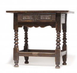533.  Mesa en madera de nogal, con cajón  tallado en cintura.Trabajo castellano, S. XVII..
