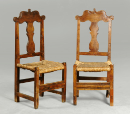 503.  Pareja de sillas en madera de nogal, con asiento de enea.España primera mitad S. XVIII.