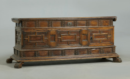 511.  Arcón de novia en madera de nogal con decoración de cuarterones tallados y una puerta en el lateral, con cajones también tallados.Trabajo catalán, S. XVII-XVIII..