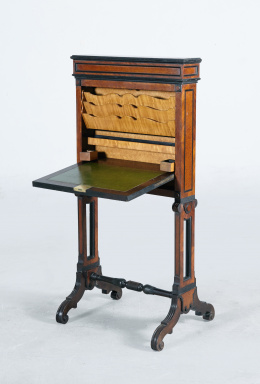 531.  Escritorio “a abattant” en madera de palorrosa, palosanto y maderas frutales y molduras en madera ebonizada.Francia ff. S. XIX.