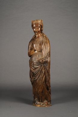 1108.  Escuela italiana, según un modelo del S.XIV-XV.“Virgen”Nogal tallado con restos de policromía y dorado..