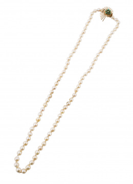 71.  Collar de un hilo de perlas cultivadas ligeramente barrocas en disminución, con cierre flor de hilo de oro y turquesas