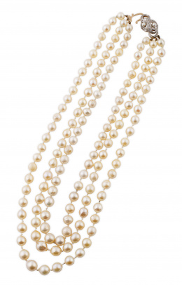 201.  Collar de tres hilos de perlas cultivadas de tamaño graduado,con cierre de cintas entrelazadas con diamantes y perlas 