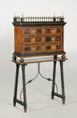 1070.  Papelera en madera de palosanto, nogal y marquetería de boj, madera ebonizada y carey.Trabajo español, S. XVII..