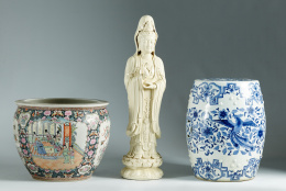 626.  Taburete en porcelana china blanca y azul.Finales de la Dinastía Qing.