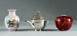 547.  Tintero en forma de manzana en porcelana con esmalte sangre de toro. Dinastía Qing, ffs. S. XIX.