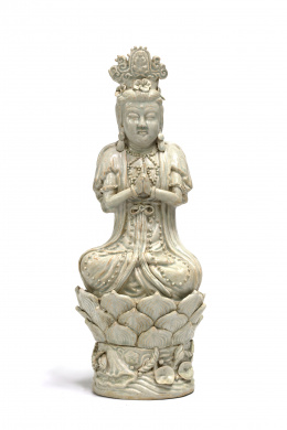 491.  Guanyin en cerámica esmaltada en “blanc de chine”.China, S. XX