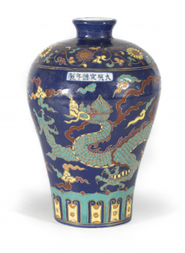 479.  Florero en forma de meiping en porcelana con decoración de dragón sobre fondo azul lapislázuli.Marcas apócrifas de seis caracteres de la dinastía Ming, periodo Xuande (1426-1435)