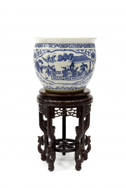 607.  Pecera en porcelana  azul y blanco sobre peana de madera tallada.China, S. XX