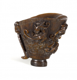 618.  Copa de libaciones en asta de búfalo sobre peana de madera tallada.China, S. XX