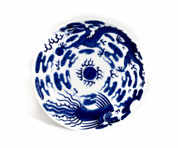 613.  Plato en porcelana azul y blanco 