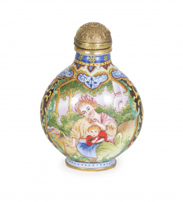 486.  Snuff bottle en bronce esmaltado con escenas. Trabajo para la exportación.China, dinastía Qing, ff. del S. XIX