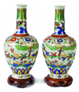 1152.  Pareja de jarrones en porcelana esmaltada estilo wucai.China, periodo República (1912-1949)