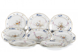 854.  Pareja de  platos de porcelana esmaltada con decoración de estilo Luis XVI de triunfos cintas y floresMeissen, S. XVIII..