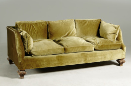 419.  Sofá tapizado en terciopelo verde sobre cuatro patas de madera tallada estucada y dorada.Pp. S. XX.