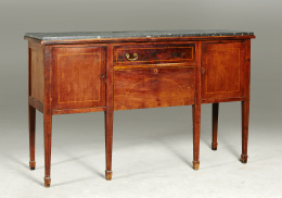 516.  Aparador estilo eduardino en madera de caoba con marquetería de limoncillo.Trabajo inglés ff. S. XIX.