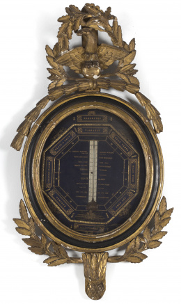456.  Barómetro de época consulado de madera tallada, estucada y dorada, parte superior rematado por un águila con hojas.Trabajo francés, h. 1800..