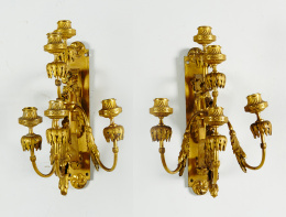 1060.  Pareja de apliques de cinco luces de estilo Luis XV, de bronce dorado..Trabajo francés, pp. del S. XX..