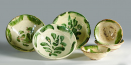 422.  Cuenco de cerámica esmaltada con una ramita en el asiento en verde.Posiblemente Nijar, Almería, S. XIX.