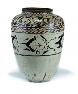 614.  Vasija Cizhou, en loza vidriada.China, dinastía Ming (1368-1644).