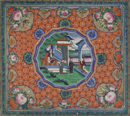 1526.  Parte superior de la caja interna de una caja de mantón de Manila en cartón, forrada en tela de seda y pintada a la acuarela con personajes en relieve y caras de marfil.Cantón, S. XIX 