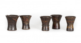 1164.  Juego de tres keros de madera decorados con marquetería policromada.Trabajo peruano, S. XVII - XVIII..