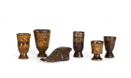 1166.  Dos keros de madera con decoración de marquetería, policromada.Trabajo peruano, S. XVII - XVIII..