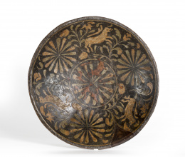 1165.  Batea de madera con decoración policromada.Trabajo colombiano o peruano, S. XVIII - XIX..